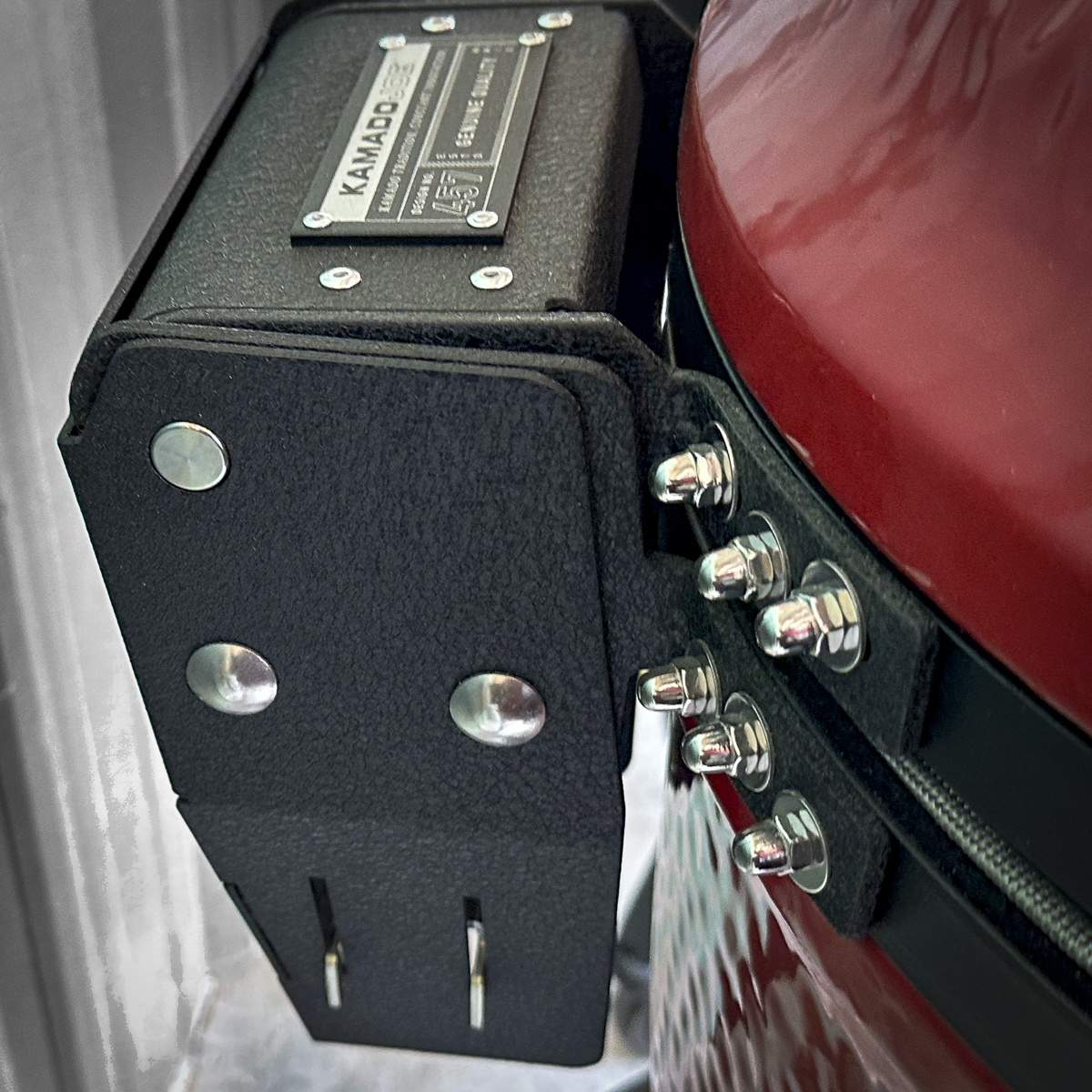 The air lift hinge on the Kamado Joe.