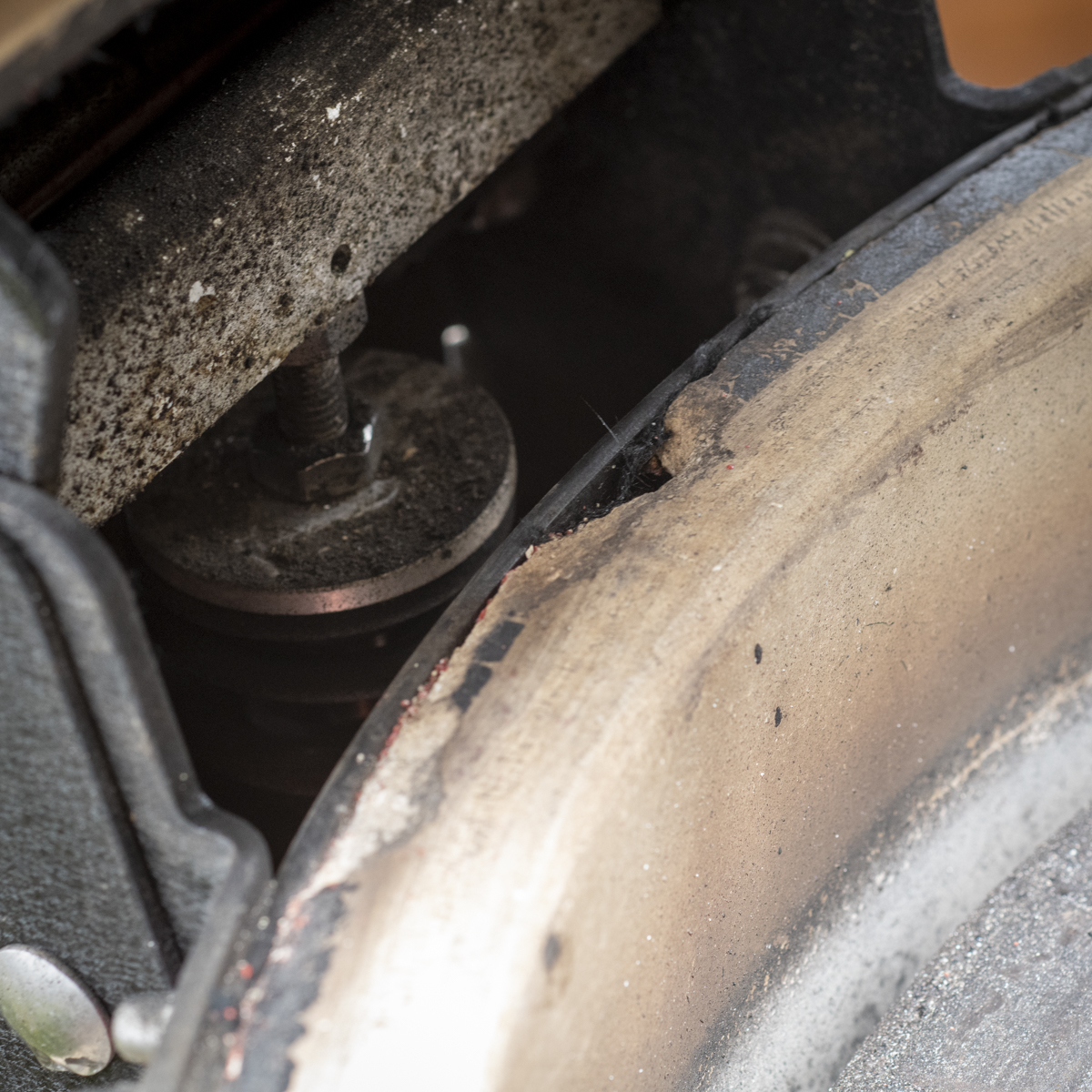 A significant chip was found under the gasket of the Kamado Joe.