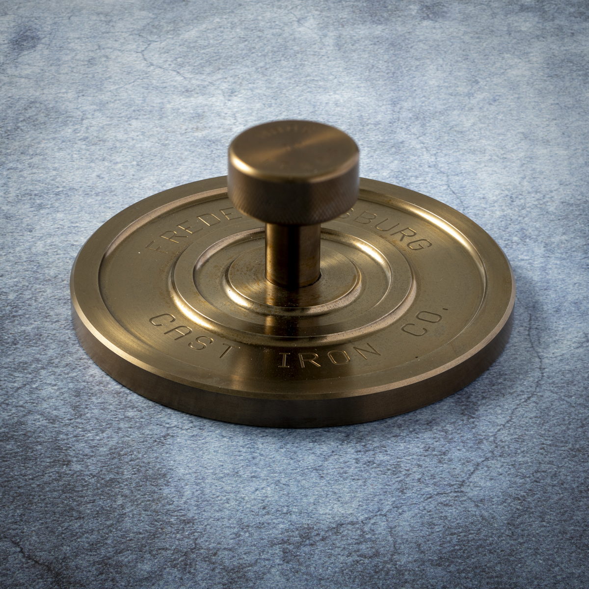 The Fredericksburg cast iron burger press has a knob handle that is comfortable to use.