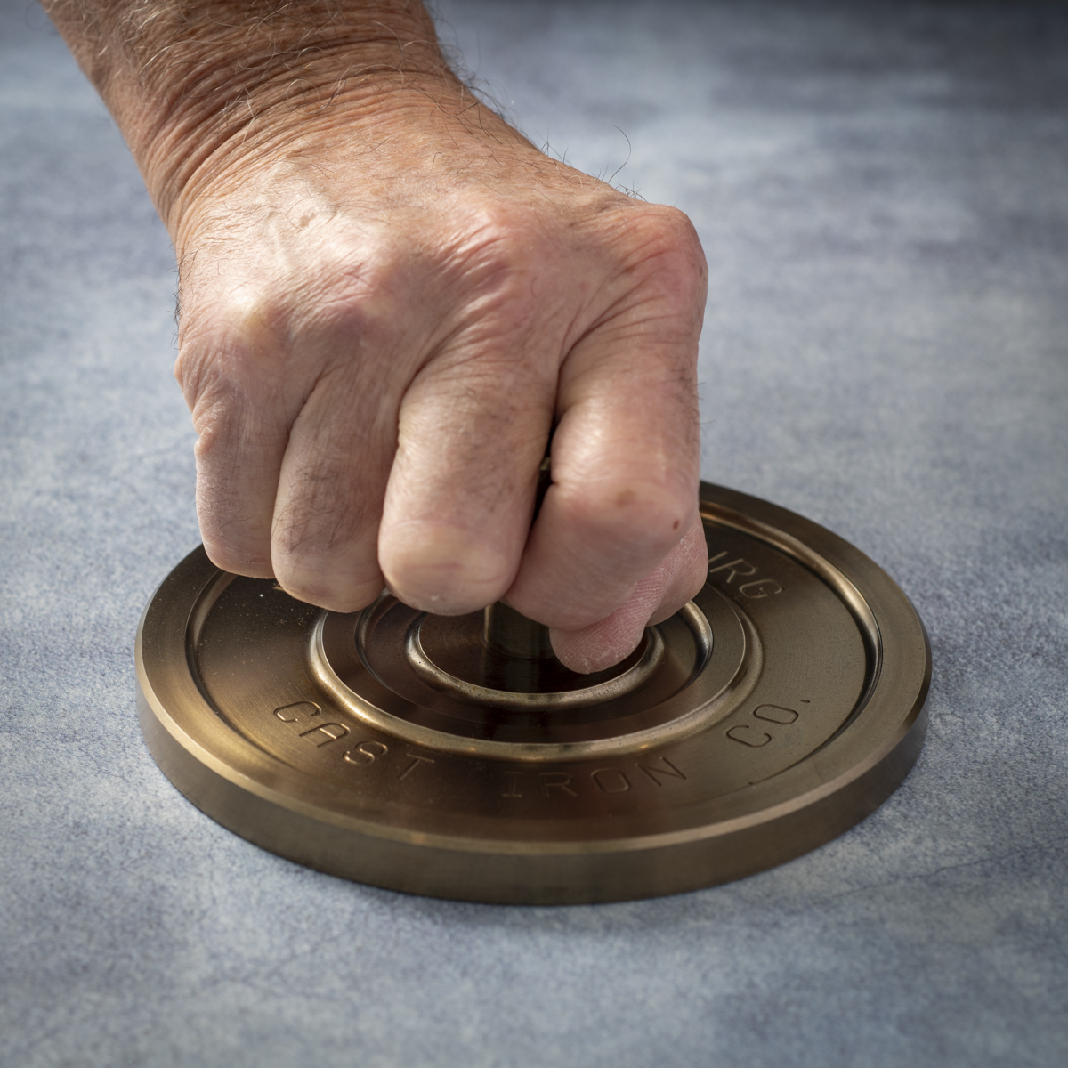 The Fredericksburg cast iron burger press has a knob handle that is comfortable to use.