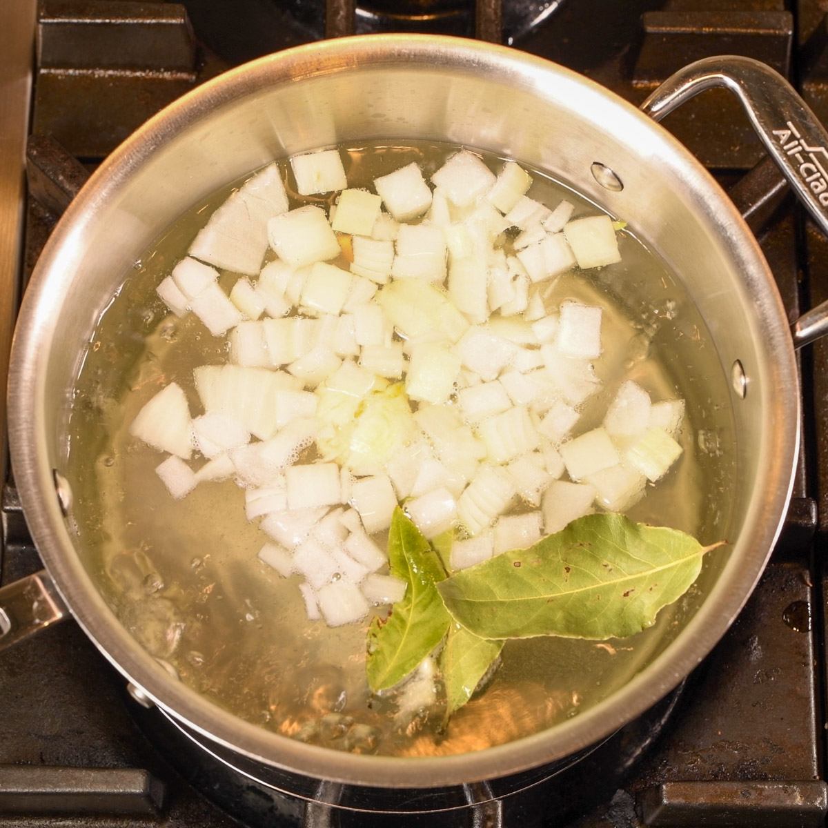 Cook cut chicken breast in seasoned water.