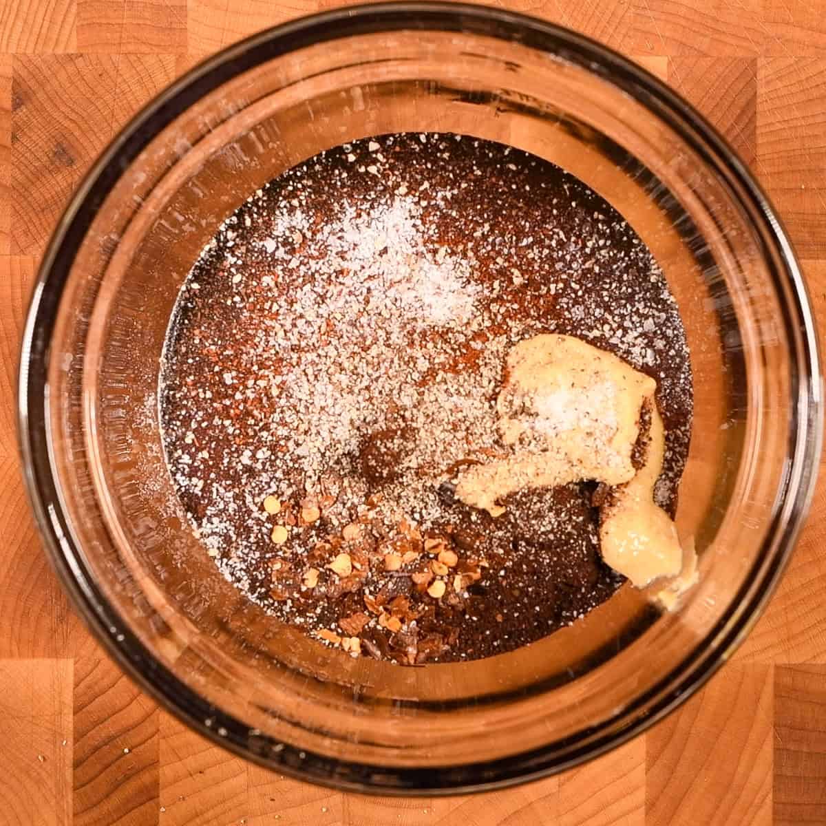 Mix the ingredients for the chili honey.