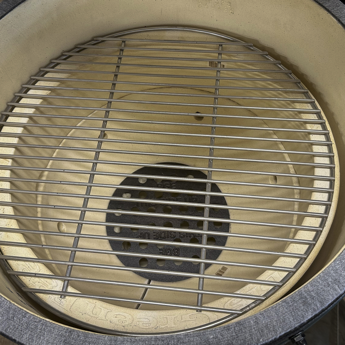 Big Green Egg uses a one-piece firebox.
