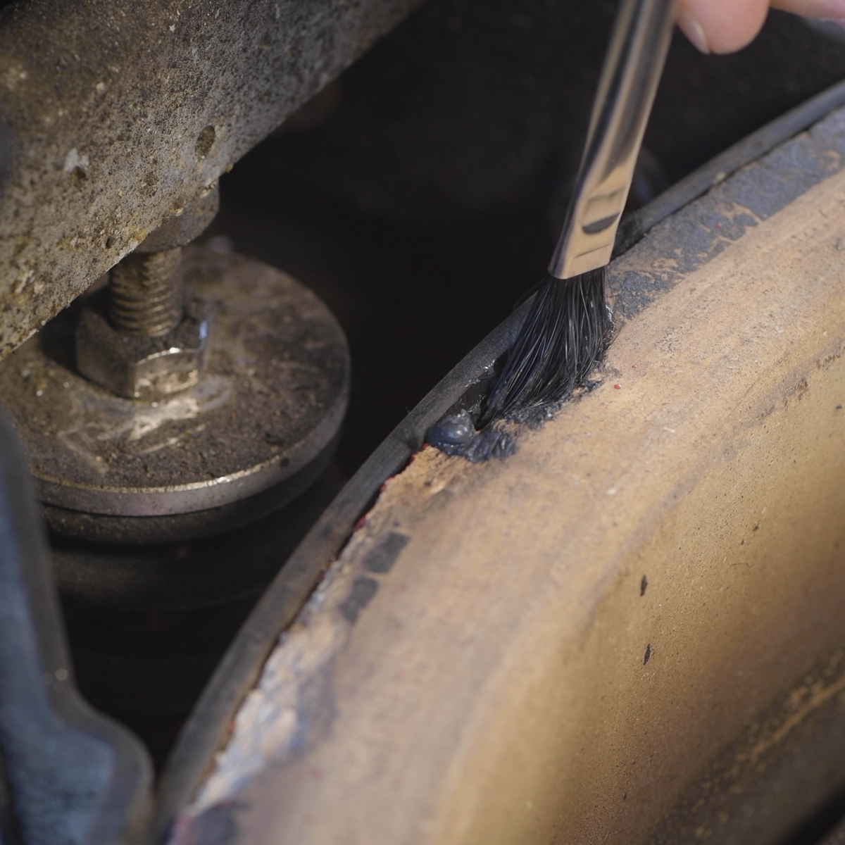 Spread the mortar with a small brush.