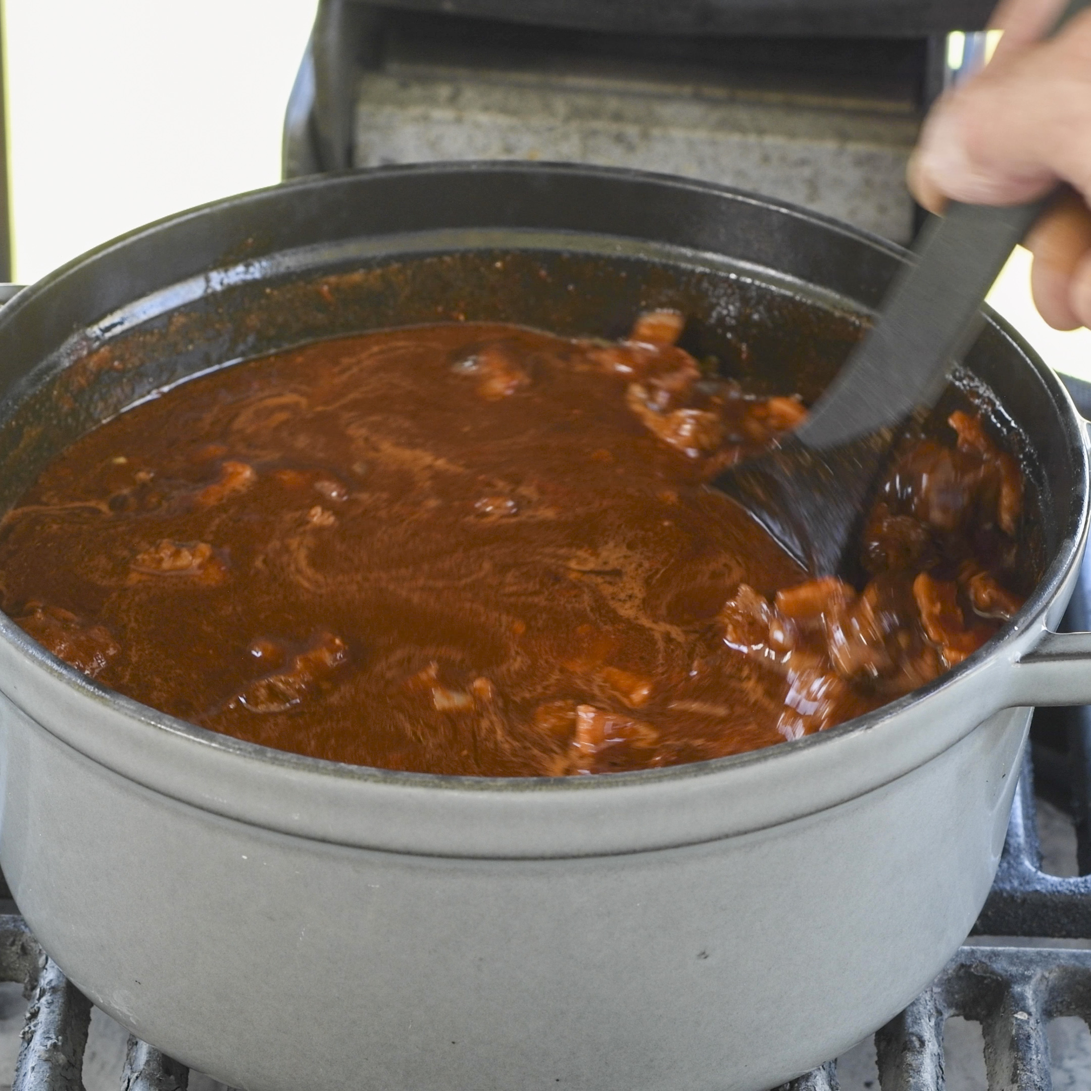 Stir the chili.